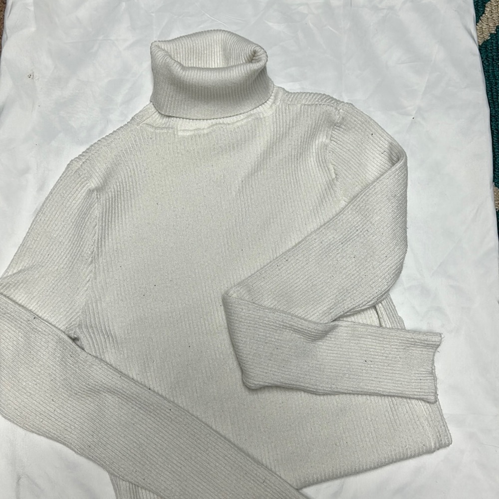 White turtleneck long sleeve, soft ribbed material